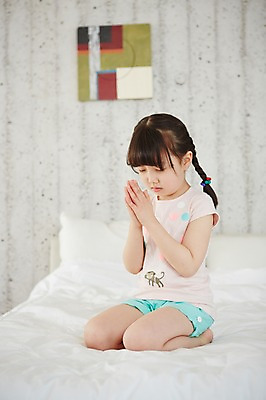 포토 JPG 스튜디오촬영 전신 여자 어린이 침구 실내 한명 사람 앉기 동양인 소녀 눈감음 유치원생 침실 한국인 기도 무릎꿇기 여자만 여자한명만 어린이만 소녀만 소녀한명만 국내포토 1 모션 인종 내부 파일형식