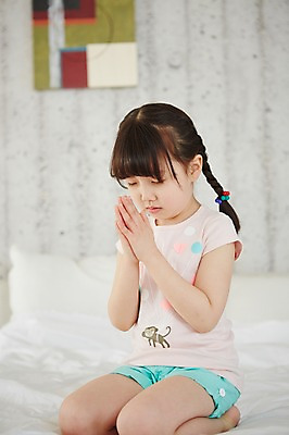 포토 JPG 스튜디오촬영 전신 여자 어린이 침구 실내 한명 사람 앉기 동양인 소녀 눈감음 유치원생 침실 한국인 기도 무릎꿇기 여자만 여자한명만 어린이만 소녀만 소녀한명만 국내포토 1 모션 인종 내부 파일형식