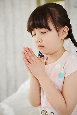 포토 JPG 스튜디오촬영 여자 어린이 실내 한명 사람 동양인 소녀 상반신 아웃포커스 눈감음 유치원생 한국인 기도 여자만 여자한명만 어린이만 소녀만 소녀한명만 국내포토 1 모션 촬영기법 인종 내부 파일형식