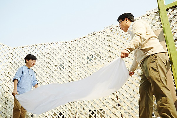 포토 JPG 주간 남자 아들 초등학생 어린이 40대 중년 가사 서기 웃음 들기 사람 동양인 소년 상반신 성인 야외 두명 이불 한국인 아빠 청소 남자만 국내포토 자연요소 학생 가족 침구 모션 표정 인종 파일형식