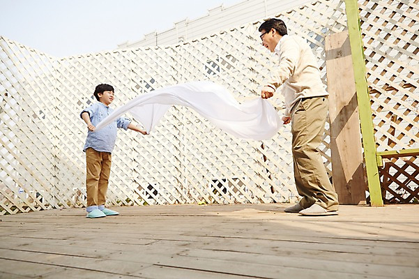 포토 JPG 주간 전신 남자 아들 초등학생 어린이 40대 중년 가사 서기 웃음 들기 사람 동양인 소년 성인 야외 두명 이불 한국인 아빠 청소 남자만 국내포토 자연요소 학생 가족 침구 모션 표정 인종 파일형식