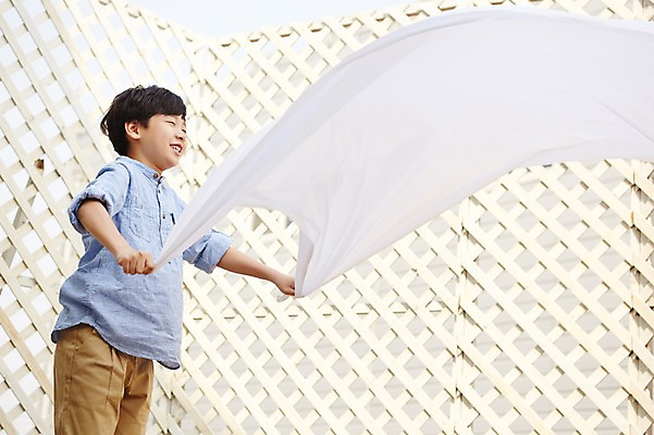 포토 JPG 주간 남자 초등학생 어린이 가사 한명 서기 웃음 들기 사람 동양인 소년 상반신 야외 이불 한국인 청소 남자만 남자한명만 어린이만 소년만 소년한명만 국내포토 자연요소 1 학생 침구 모션 표정 인종 파일형식