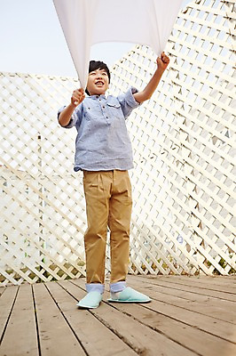 포토 JPG 주간 전신 남자 초등학생 어린이 가사 한명 서기 웃음 들기 사람 동양인 소년 야외 이불 한국인 청소 남자만 남자한명만 어린이만 소년만 소년한명만 국내포토 자연요소 1 학생 침구 모션 표정 인종 파일형식