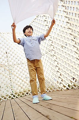 포토 JPG 주간 전신 남자 초등학생 어린이 가사 한명 서기 웃음 들기 사람 동양인 소년 야외 이불 한국인 청소 남자만 남자한명만 어린이만 소년만 소년한명만 국내포토 자연요소 1 학생 침구 모션 표정 인종 파일형식