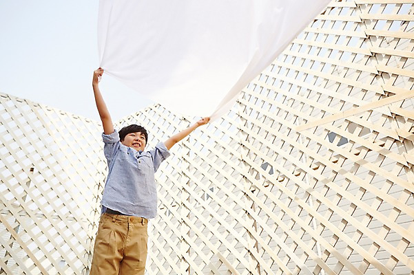 포토 JPG 주간 남자 초등학생 어린이 가사 한명 서기 웃음 들기 사람 동양인 소년 상반신 야외 이불 한국인 청소 남자만 남자한명만 어린이만 소년만 소년한명만 국내포토 자연요소 1 학생 침구 모션 표정 인종 파일형식