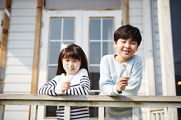 포토 JPG 주간 여자 남자 꽃 초등학생 어린이 웃음 들기 사람 동양인 소녀 소년 상반신 야외 두명 앞모습 유치원생 한국인 발코니 민들레 어린이만 국내포토 자연요소 식물 학생 뷰포인트 모션 표정 인종 파일형식