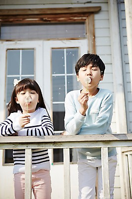 포토 JPG 주간 여자 남자 꽃 초등학생 어린이 서기 들기 사람 동양인 소녀 소년 상반신 야외 두명 앞모습 눈감음 유치원생 한국인 발코니 민들레 불기 어린이만 국내포토 자연요소 식물 학생 뷰포인트 모션 인종 파일형식