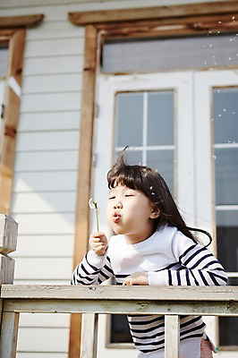 포토 JPG 주간 여자 꽃 어린이 한명 들기 사람 동양인 소녀 상반신 야외 유치원생 한국인 발코니 민들레 불기 여자만 여자한명만 어린이만 소녀만 소녀한명만 국내포토 자연요소 식물 1 모션 인종 파일형식