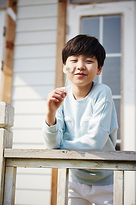 포토 JPG 주간 남자 꽃 초등학생 어린이 한명 웃음 들기 사람 동양인 소년 상반신 야외 한국인 발코니 민들레 남자만 남자한명만 어린이만 소년만 소년한명만 국내포토 자연요소 식물 1 학생 모션 표정 인종 파일형식