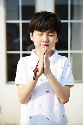 포토 JPG 주간 남자 초등학생 어린이 십자가 한명 사람 동양인 소년 상반신 야외 앞모습 아웃포커스 눈감음 한국인 기도 남자만 남자한명만 어린이만 소년만 소년한명만 국내포토 자연요소 1 학생 뷰포인트 모션 촬영기법 인종 파일형식