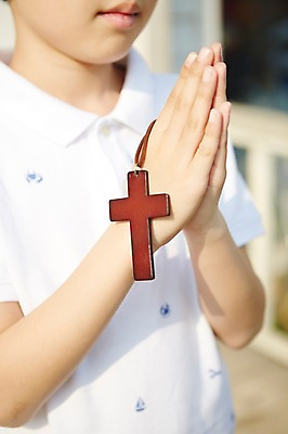포토 JPG 주간 남자 초등학생 어린이 십자가 한명 사람 동양인 소년 상반신 야외 아웃포커스 한국인 기도 남자만 남자한명만 어린이만 소년만 소년한명만 국내포토 자연요소 1 학생 촬영기법 인종 파일형식