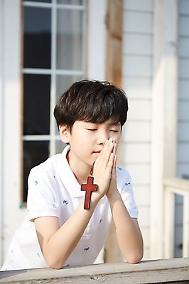 포토 JPG 주간 남자 초등학생 어린이 십자가 한명 사람 동양인 소년 상반신 야외 아웃포커스 눈감음 한국인 발코니 기도 남자만 남자한명만 어린이만 소년만 소년한명만 국내포토 자연요소 1 학생 모션 촬영기법 인종 파일형식