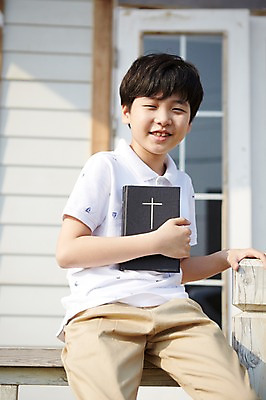 포토 JPG 주간 남자 기독교 종교 초등학생 어린이 한명 웃음 들기 사람 앉기 동양인 소년 상반신 야외 아웃포커스 성경 한국인 천주교 발코니 남자만 남자한명만 어린이만 소년만 소년한명만 국내포토 자연요소 1 학생 종교용품 모션 촬영기법 표정 인종 파일형식