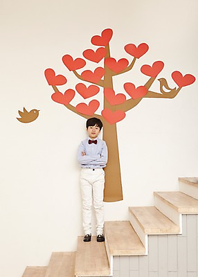 포토 JPG 스튜디오촬영 전신 나무 남자 초등학생 어린이 조류 실내 한명 서기 사람 동양인 이벤트 소년 앞모습 팔짱 계단 한국인 하트 하트나무 남자만 남자한명만 어린이만 소년만 소년한명만 국내포토 모양 식물 동물 1 학생 뷰포인트 모션 인종 내부 파일형식