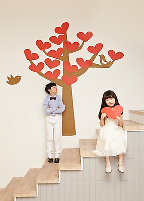 포토 JPG 스튜디오촬영 전신 나무 여자 남자 초등학생 어린이 조류 실내 서기 웃음 들기 사람 앉기 동양인 소녀 이벤트 소년 두명 앞모습 팔짱 계단 유치원생 한국인 하트 하트나무 어린이만 국내포토 모양 식물 동물 학생 뷰포인트 모션 표정 인종 내부 파일형식