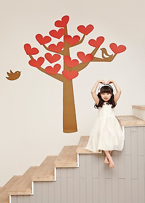 포토 JPG 스튜디오촬영 전신 나무 여자 어린이 조류 실내 한명 사람 앉기 동양인 손짓 소녀 이벤트 앞모습 계단 유치원생 한국인 하트 하트나무 여자만 여자한명만 어린이만 소녀만 소녀한명만 국내포토 모양 식물 동물 1 뷰포인트 모션 인종 내부 파일형식