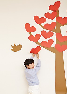 포토 JPG 스튜디오촬영 나무 남자 초등학생 어린이 조류 실내 한명 웃음 사람 동양인 이벤트 소년 상반신 뒷모습 한국인 하트 뒤돌아보기 하트나무 남자만 남자한명만 어린이만 소년만 소년한명만 국내포토 모양 식물 동물 1 학생 뷰포인트 모션 표정 인종 내부 파일형식