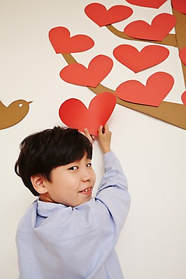 포토 JPG 스튜디오촬영 나무 남자 어린이 조류 실내 한명 웃음 사람 동양인 이벤트 소년 상반신 뒷모습 한국인 하트 뒤돌아보기 하트나무 남자만 남자한명만 어린이만 소년만 소년한명만 국내포토 모양 식물 동물 1 뷰포인트 모션 표정 인종 내부 파일형식