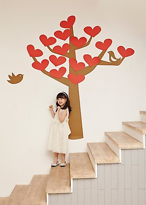 포토 JPG 스튜디오촬영 전신 나무 여자 어린이 조류 실내 한명 서기 웃음 사람 동양인 소녀 이벤트 계단 유치원생 한국인 하트 하트나무 여자만 여자한명만 어린이만 소녀만 소녀한명만 국내포토 모양 식물 동물 1 모션 표정 인종 내부 파일형식