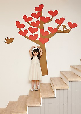 포토 JPG 스튜디오촬영 전신 나무 여자 어린이 조류 실내 한명 서기 사람 동양인 손짓 소녀 이벤트 앞모습 계단 유치원생 한국인 하트 하트나무 여자만 여자한명만 어린이만 소녀만 소녀한명만 국내포토 모양 식물 동물 1 뷰포인트 모션 인종 내부 파일형식