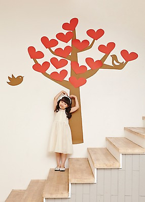 포토 JPG 스튜디오촬영 전신 나무 여자 어린이 조류 실내 한명 서기 웃음 사람 동양인 손짓 소녀 이벤트 앞모습 계단 유치원생 한국인 하트 하트나무 여자만 여자한명만 어린이만 소녀만 소녀한명만 국내포토 모양 식물 동물 1 뷰포인트 모션 표정 인종 내부 파일형식