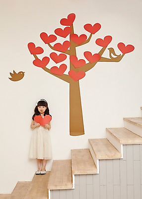 포토 JPG 스튜디오촬영 전신 나무 여자 어린이 조류 실내 한명 서기 들기 사람 동양인 소녀 이벤트 앞모습 계단 유치원생 한국인 하트 하트나무 여자만 여자한명만 어린이만 소녀만 소녀한명만 국내포토 모양 식물 동물 1 뷰포인트 모션 인종 내부 파일형식