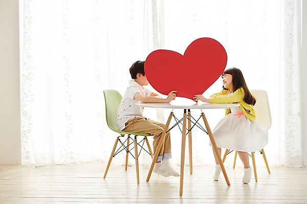 포토 JPG 스튜디오촬영 전신 여자 남자 초등학생 어린이 의자 탁자 실내 사람 앉기 동양인 소녀 이벤트 소년 두명 옆모습 유치원생 한국인 하트 어린이만 국내포토 모양 학생 뷰포인트 가구 모션 인종 내부 파일형식