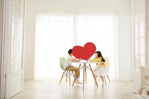 포토 JPG 스튜디오촬영 전신 여자 남자 초등학생 어린이 의자 탁자 실내 사람 앉기 동양인 소녀 이벤트 소년 두명 옆모습 유치원생 한국인 하트 어린이만 국내포토 모양 학생 뷰포인트 가구 모션 인종 내부 파일형식