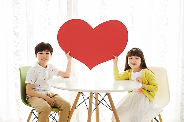 포토 JPG 스튜디오촬영 여자 남자 초등학생 어린이 의자 탁자 실내 웃음 들기 사람 앉기 동양인 소녀 이벤트 소년 상반신 두명 유치원생 한국인 하트 어린이만 국내포토 모양 학생 가구 모션 표정 인종 내부 파일형식