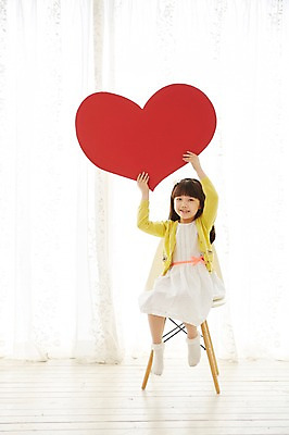 포토 JPG 스튜디오촬영 전신 여자 어린이 의자 실내 한명 웃음 들기 사람 앉기 동양인 소녀 이벤트 앞모습 유치원생 한국인 하트 여자만 여자한명만 어린이만 소녀만 소녀한명만 국내포토 모양 1 뷰포인트 가구 모션 표정 인종 내부 파일형식