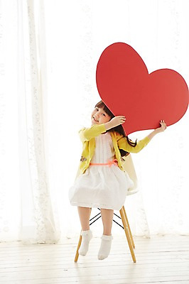 포토 JPG 스튜디오촬영 전신 여자 어린이 의자 실내 한명 웃음 들기 사람 앉기 동양인 소녀 이벤트 앞모습 유치원생 한국인 하트 여자만 여자한명만 어린이만 소녀만 소녀한명만 국내포토 모양 1 뷰포인트 가구 모션 표정 인종 내부 파일형식