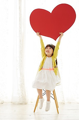 포토 JPG 스튜디오촬영 전신 여자 어린이 의자 실내 한명 웃음 들기 사람 앉기 동양인 소녀 이벤트 앞모습 유치원생 한국인 하트 여자만 여자한명만 어린이만 소녀만 소녀한명만 국내포토 모양 1 뷰포인트 가구 모션 표정 인종 내부 파일형식