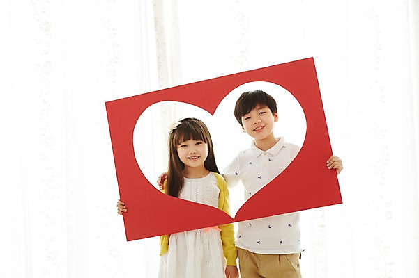 포토 JPG 스튜디오촬영 여자 남자 초등학생 어린이 실내 서기 웃음 사람 동양인 소녀 이벤트 소년 상반신 두명 앞모습 유치원생 한국인 하트 어린이만 국내포토 모양 학생 뷰포인트 모션 표정 인종 내부 파일형식