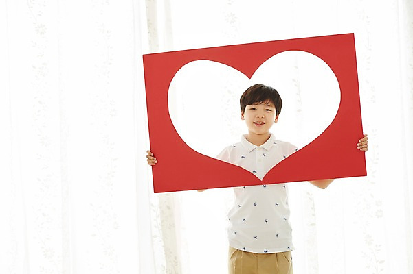 포토 JPG 스튜디오촬영 남자 초등학생 어린이 실내 한명 서기 웃음 사람 동양인 이벤트 소년 상반신 앞모습 한국인 하트 남자만 남자한명만 어린이만 소년만 소년한명만 국내포토 모양 1 학생 뷰포인트 모션 표정 인종 내부 파일형식