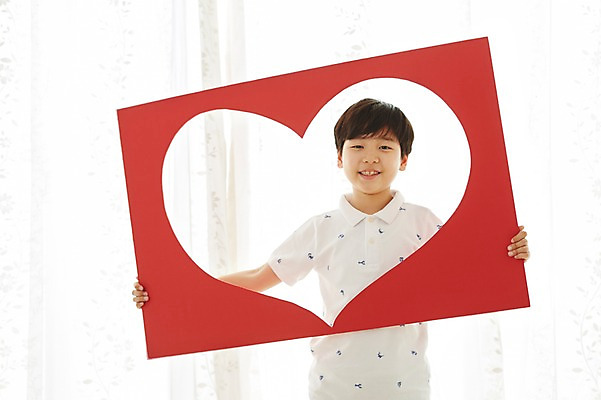 포토 JPG 스튜디오촬영 남자 초등학생 어린이 실내 한명 웃음 사람 동양인 이벤트 소년 상반신 앞모습 한국인 하트 남자만 남자한명만 어린이만 소년만 소년한명만 국내포토 모양 1 학생 뷰포인트 표정 인종 내부 파일형식