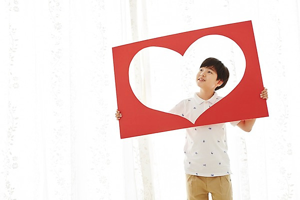 포토 JPG 스튜디오촬영 남자 초등학생 어린이 실내 한명 서기 웃음 사람 동양인 이벤트 소년 상반신 앞모습 한국인 하트 남자만 남자한명만 어린이만 소년만 소년한명만 국내포토 모양 1 학생 뷰포인트 모션 표정 인종 내부 파일형식