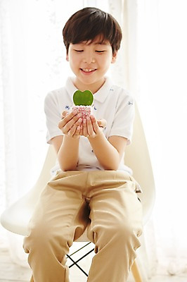 포토 JPG 스튜디오촬영 식물 남자 화분 초등학생 어린이 의자 실내 한명 웃음 들기 사람 앉기 동양인 이벤트 소년 상반신 앞모습 한국인 하트 남자만 남자한명만 어린이만 소년만 소년한명만 국내포토 모양 1 학생 뷰포인트 가구 모션 표정 인종 내부 파일형식