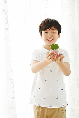 포토 JPG 스튜디오촬영 식물 남자 화분 초등학생 어린이 실내 한명 서기 웃음 들기 사람 동양인 이벤트 소년 상반신 앞모습 한국인 하트 남자만 남자한명만 어린이만 소년만 소년한명만 국내포토 모양 1 학생 뷰포인트 모션 표정 인종 내부 파일형식