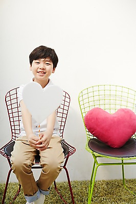 포토 JPG 스튜디오촬영 남자 초등학생 어린이 쿠션 의자 실내 한명 웃음 사람 앉기 동양인 이벤트 소년 앞모습 한국인 하트 하트쿠션 남자만 남자한명만 어린이만 소년만 소년한명만 국내포토 모양 1 학생 뷰포인트 가구 모션 표정 인종 내부 파일형식
