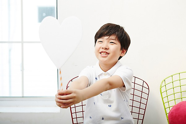 포토 JPG 스튜디오촬영 남자 초등학생 어린이 실내 한명 웃음 들기 사람 동양인 이벤트 소년 상반신 한국인 하트 알림 남자만 남자한명만 어린이만 소년만 소년한명만 국내포토 모양 1 학생 모션 표정 인종 내부 파일형식