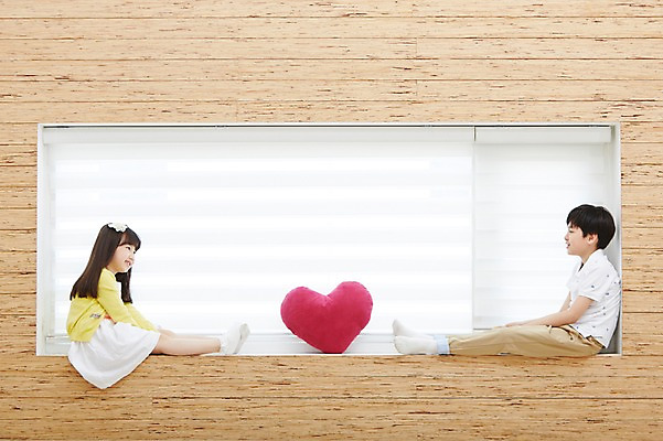 포토 JPG 스튜디오촬영 전신 여자 남자 초등학생 어린이 쿠션 창문 실내 웃음 사람 앉기 동양인 소녀 이벤트 소년 두명 옆모습 유치원생 한국인 하트 창가 하트쿠션 어린이만 국내포토 모양 학생 뷰포인트 모션 표정 인종 내부 파일형식
