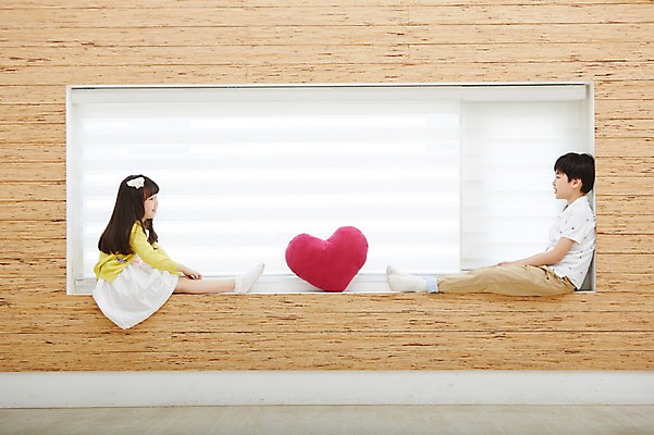 포토 JPG 스튜디오촬영 전신 여자 남자 초등학생 어린이 쿠션 창문 실내 웃음 사람 앉기 동양인 소녀 이벤트 소년 두명 옆모습 유치원생 한국인 하트 창가 하트쿠션 어린이만 국내포토 모양 학생 뷰포인트 모션 표정 인종 내부 파일형식