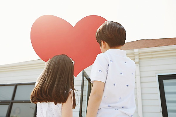 포토 JPG 주간 여자 남자 초등학생 어린이 사람 동양인 소녀 이벤트 소년 상반신 야외 두명 뒷모습 유치원생 한국인 하트 어린이만 국내포토 자연요소 모양 학생 뷰포인트 인종 파일형식