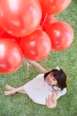 포토 JPG 스튜디오촬영 전신 여자 어린이 실내 한명 웃음 사람 앉기 동양인 소녀 이벤트 잔디 하이앵글 유치원생 한국인 풍선 여자만 여자한명만 어린이만 소녀만 소녀한명만 국내포토 식물 1 뷰포인트 모션 표정 인종 내부 파일형식