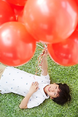 포토 JPG 스튜디오촬영 남자 초등학생 어린이 실내 한명 웃음 사람 동양인 이벤트 소년 잔디 상반신 앞모습 하이앵글 눕기 한국인 풍선 남자만 남자한명만 어린이만 소년만 소년한명만 국내포토 식물 1 학생 뷰포인트 모션 표정 인종 내부 파일형식