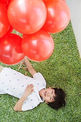 포토 JPG 스튜디오촬영 남자 초등학생 어린이 실내 한명 웃음 사람 동양인 이벤트 소년 잔디 상반신 앞모습 하이앵글 눕기 한국인 풍선 남자만 남자한명만 어린이만 소년만 소년한명만 국내포토 식물 1 학생 뷰포인트 모션 표정 인종 내부 파일형식