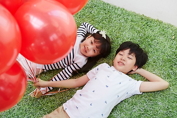 포토 JPG 스튜디오촬영 여자 남자 초등학생 어린이 실내 웃음 사람 동양인 소녀 이벤트 소년 잔디 상반신 두명 눕기 유치원생 한국인 풍선 어린이만 국내포토 식물 학생 모션 표정 인종 내부 파일형식