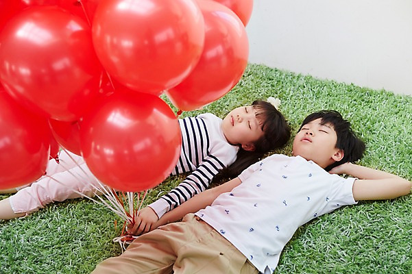 포토 JPG 스튜디오촬영 여자 남자 초등학생 어린이 실내 사람 동양인 소녀 이벤트 소년 잔디 상반신 두명 눕기 눈감음 유치원생 한국인 잠 풍선 어린이만 국내포토 식물 학생 모션 인종 내부 파일형식