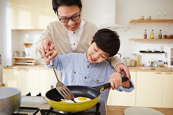포토 JPG 스튜디오촬영 남자 아들 초등학생 어린이 40대 중년 실내 요리 웃음 들기 사람 동양인 소년 상반신 성인 두명 주방 한국인 체험 프라이팬 아빠 계란프라이 즐거움 뒤집개 부자지간 남자만 국내포토 학생 감정 컨셉 가족 모션 주방용품 표정 인종 내부 계란요리 파일형식 생활용품 관계 계란 알 오브젝트