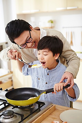 포토 JPG 스튜디오촬영 남자 아들 초등학생 어린이 40대 중년 실내 요리 웃음 들기 사람 동양인 소년 상반신 성인 두명 주방 한국인 체험 프라이팬 아빠 계란프라이 먹기 즐거움 뒤집개 부자지간 남자만 국내포토 학생 감정 컨셉 가족 모션 주방용품 표정 인종 내부 계란요리 파일형식 생활용품 관계 계란 알 오브젝트